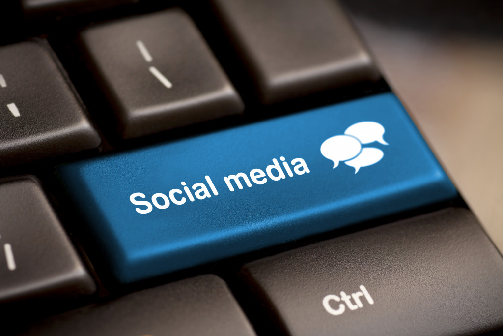 A blue button on a keyboard saying Social Media